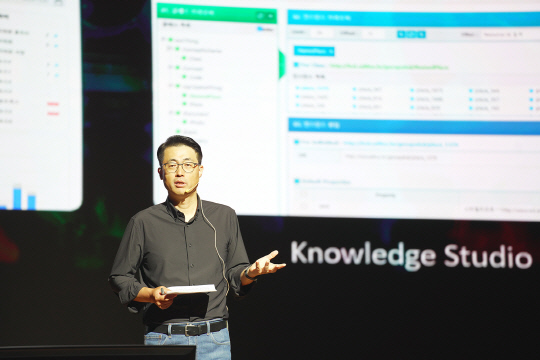 이경일 솔트룩스 대표가 SAC 2023 기조연설에서 자사 생성형AI 솔루션을 소개하고 있다. 솔트룩스 제공